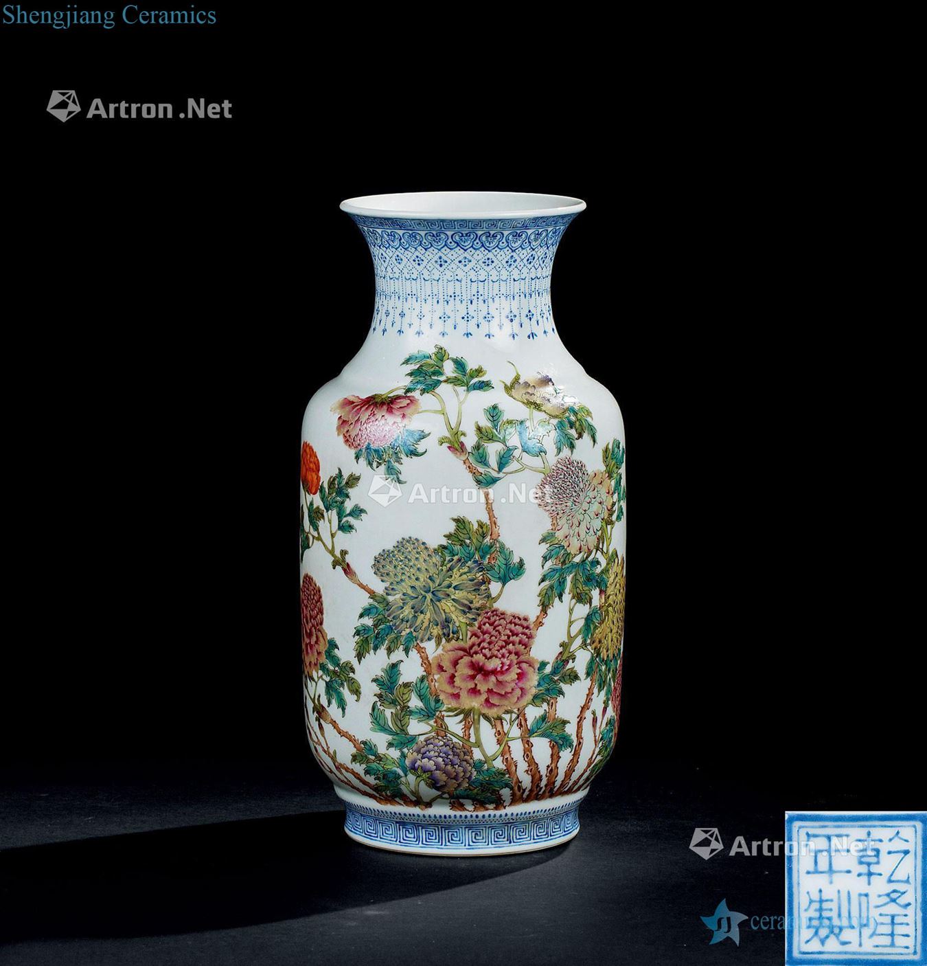 In the qing dynasty (1644-1911), pastel flowers grain bottle