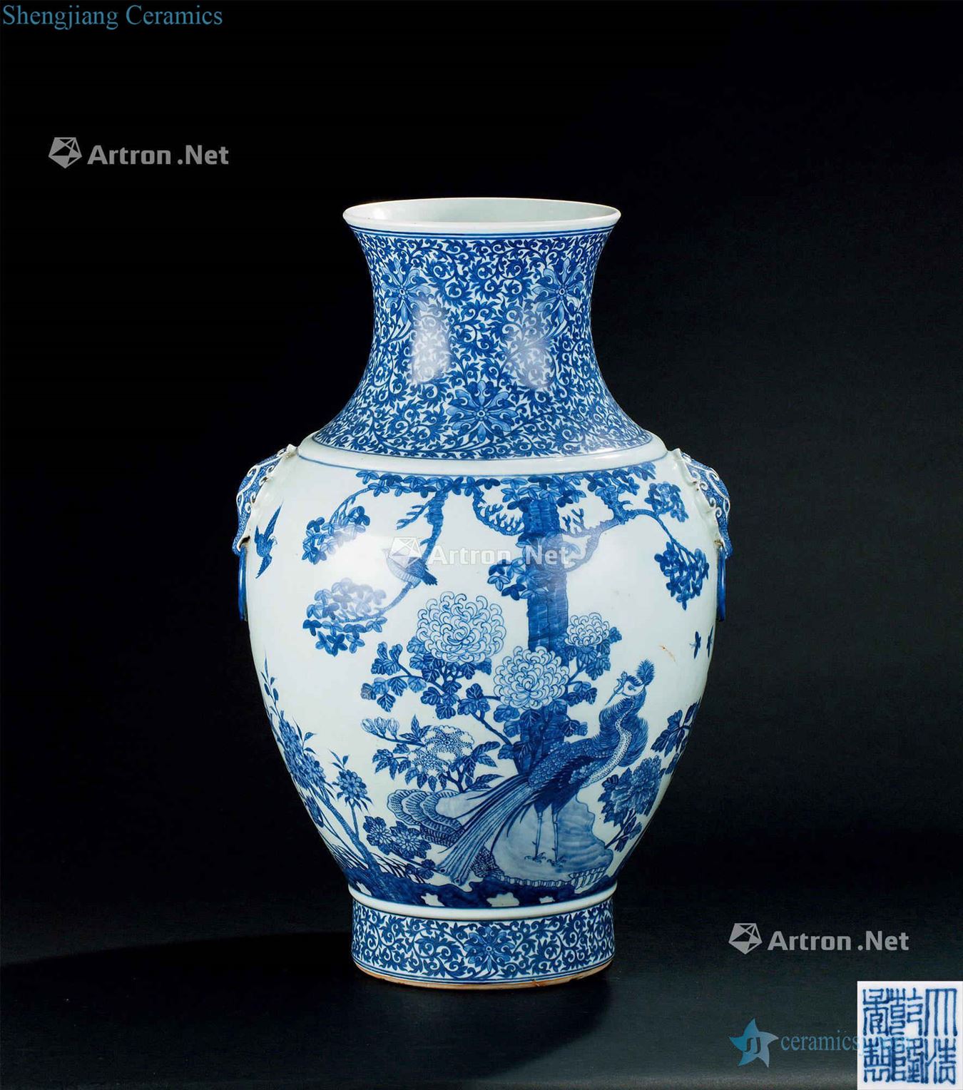 In the qing dynasty (1644-1911) blue and white flower on grain double beast ear honour
