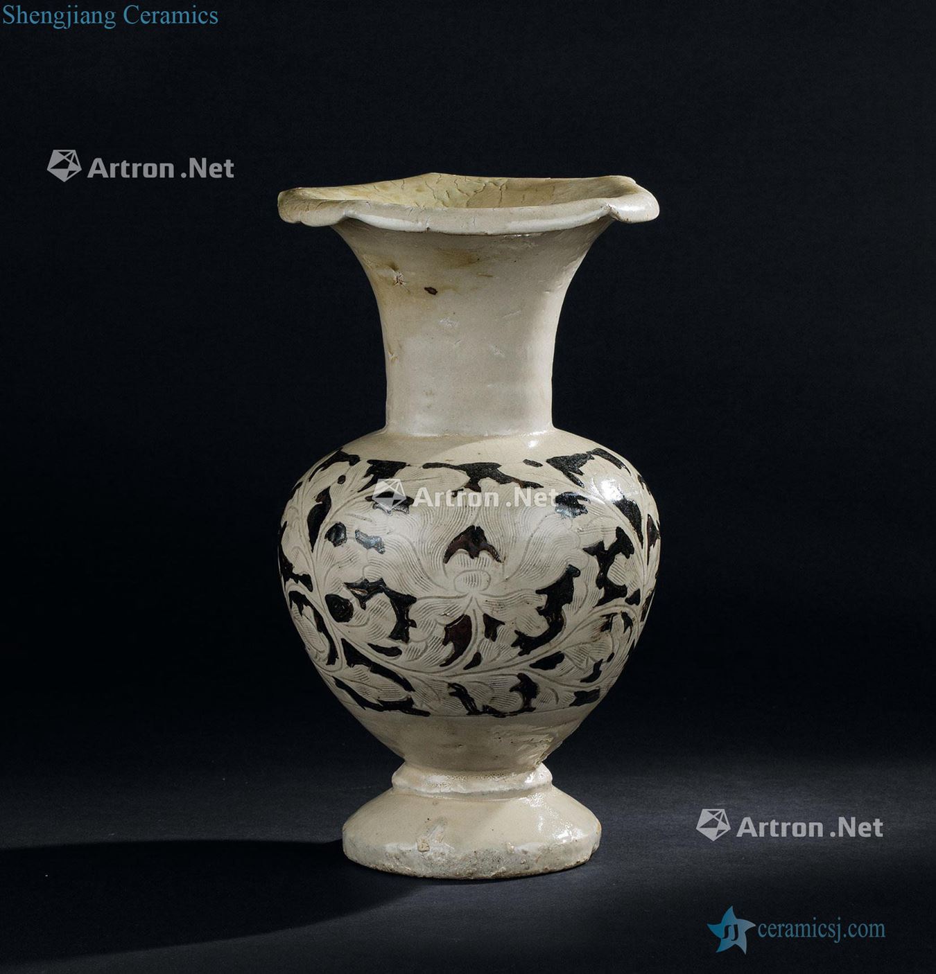 The song dynasty (960-1279) magnetic state kiln carved flower grain flower bottle mouth