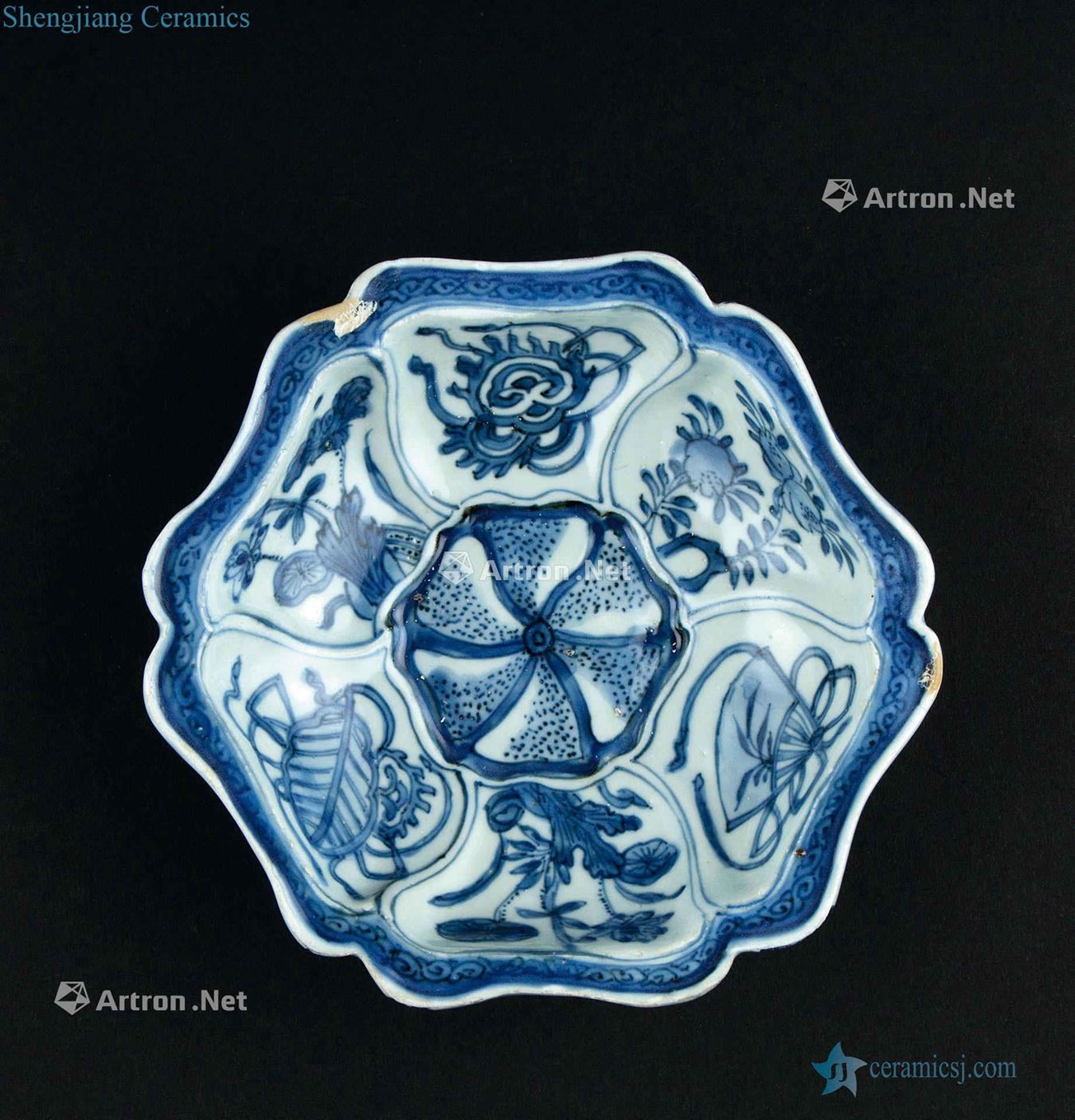 Ming dynasty (1368-1644) blue and white flower pattern plate edges