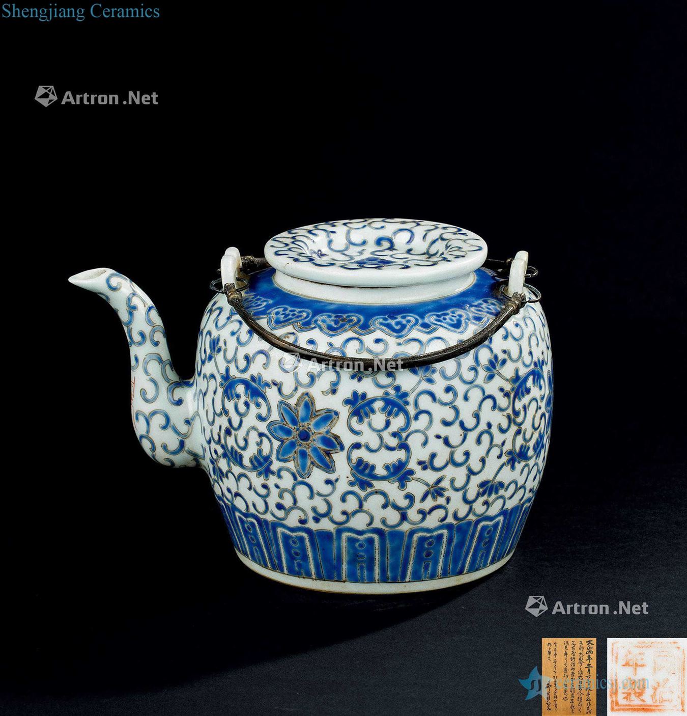 In the qing dynasty (1644-1911) blue and white tie up branch flowers grain teapot