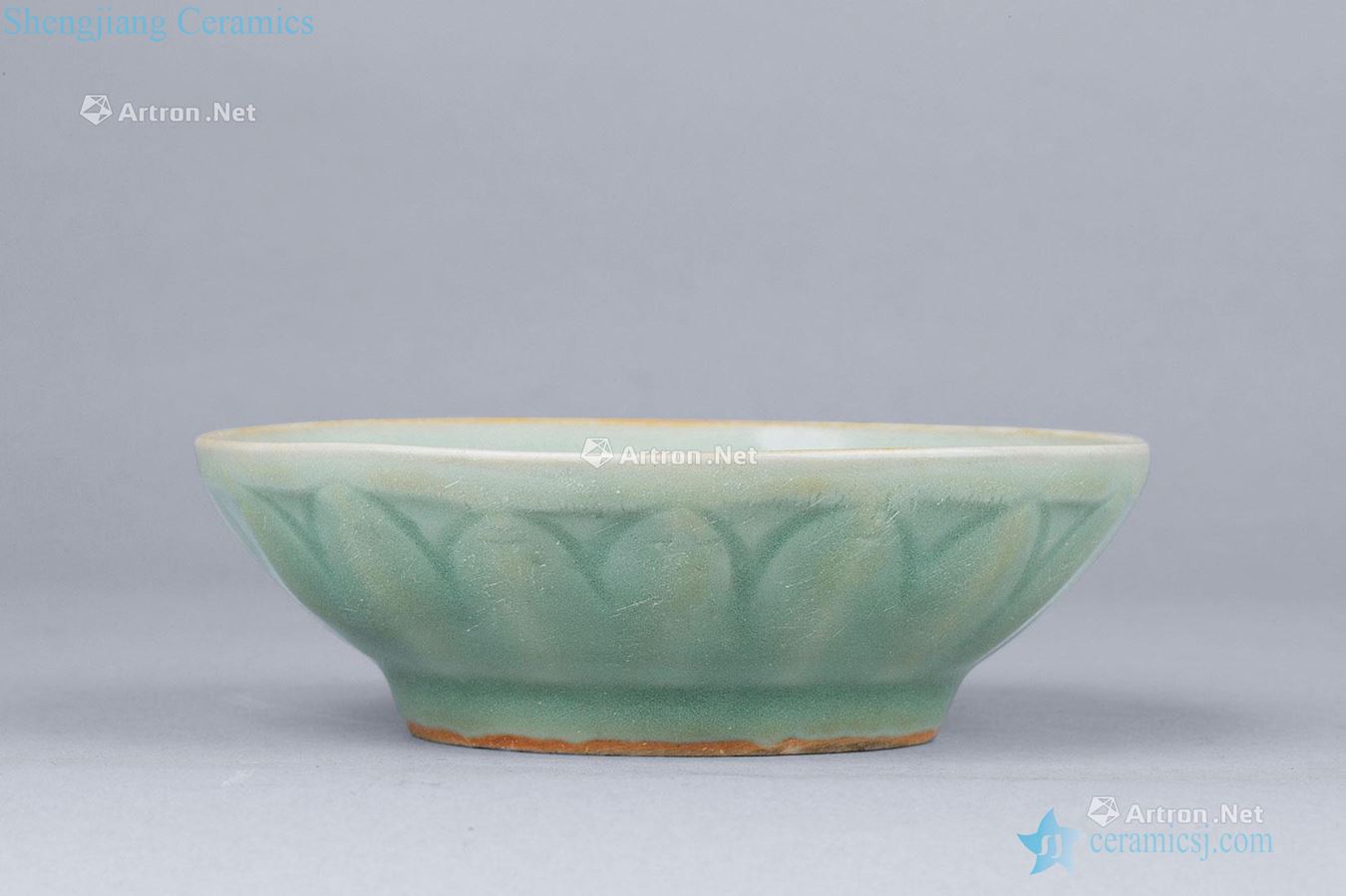 The song dynasty (960-1279), longquan celadon lotus valve tray