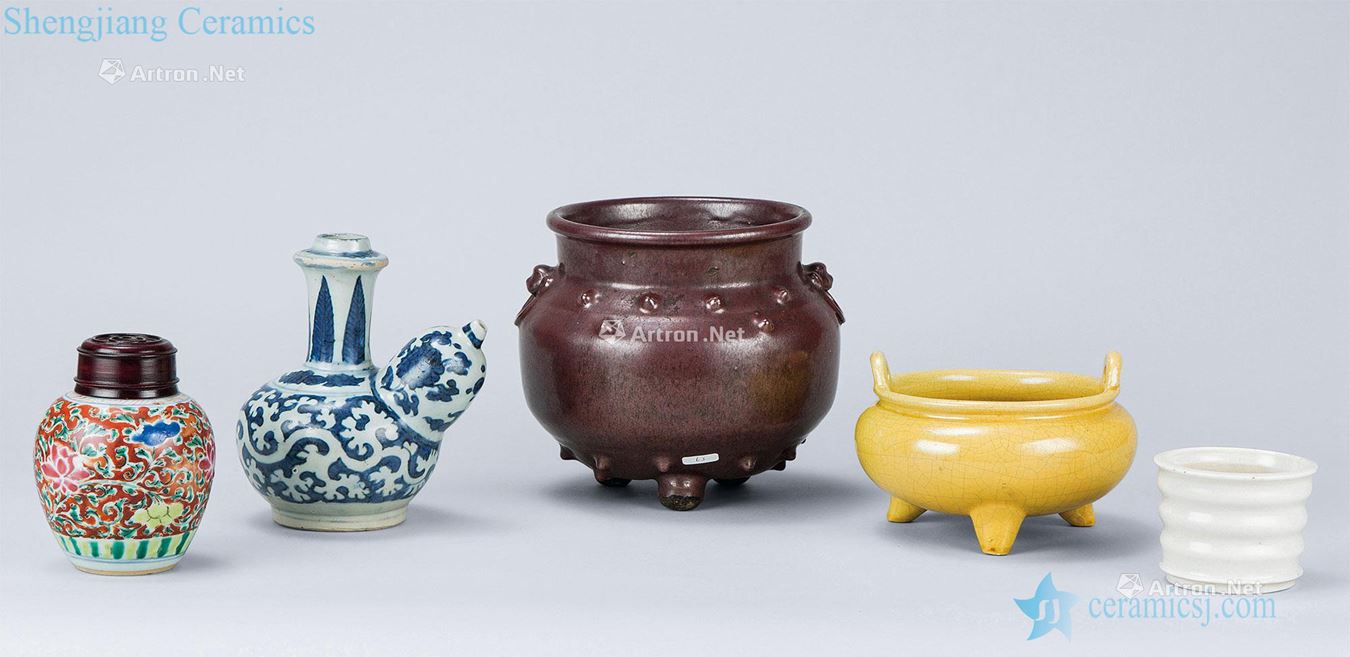In the Ming dynasty, qing dynasty (1368-1911) blue and white flower grain army with white porcelain string WenXiangLu yellow glaze ears three-legged censer colorful lotus grain tank copper glaze double lion button three-legged censer (five pieces a set)