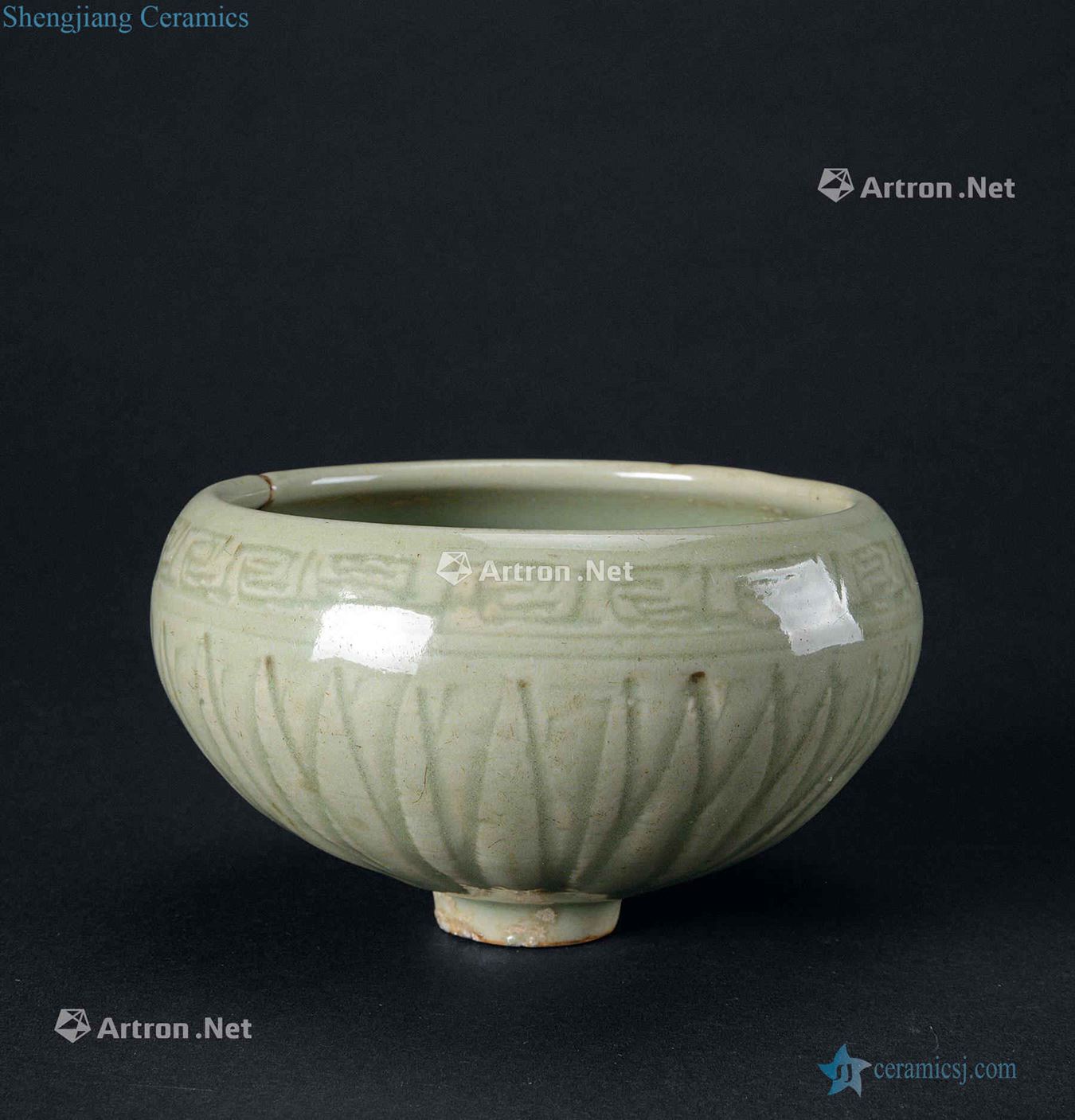 Southern song dynasty (1127-1279), longquan celadon chrysanthemum petals grain port
