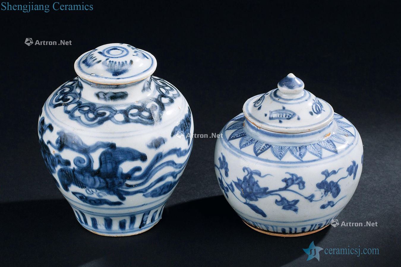 In the Ming dynasty (1368-1644) blue and white grain tank Blue and white flowers lines cover pot two things (group a)