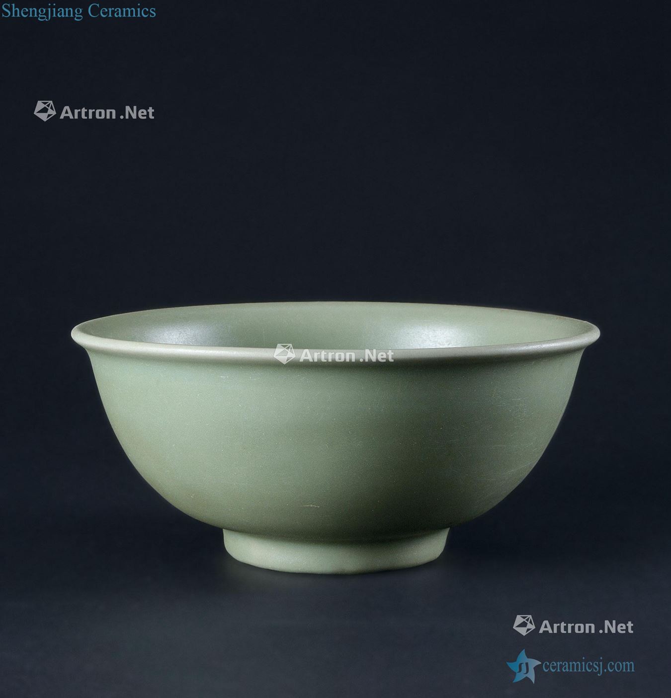At the end of the yuan Ming (1333-1402), longquan celadon plum green flower grain big bowl