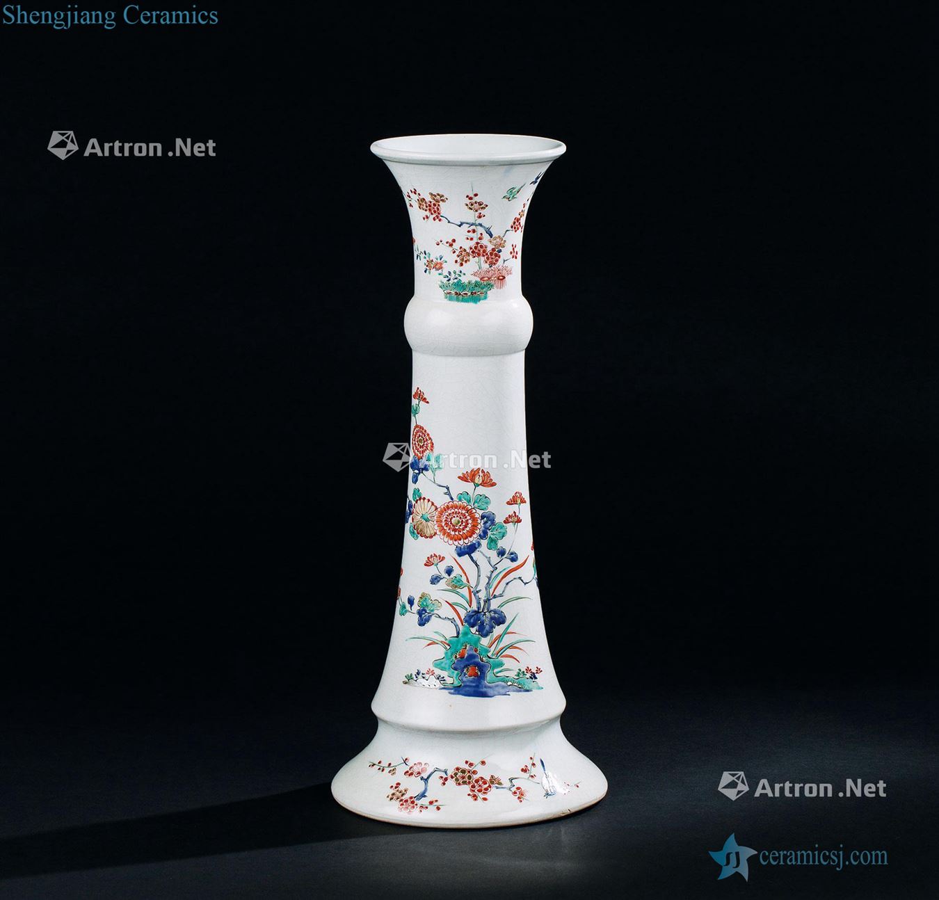In the qing dynasty (1644-1911), the colorful flowers grain export porcelain lamp holder