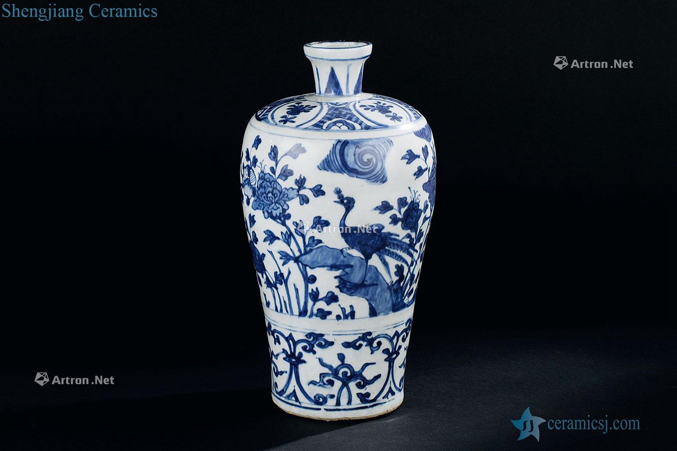 In the Ming dynasty (1368-1644) blue and white flower grain mei bottle