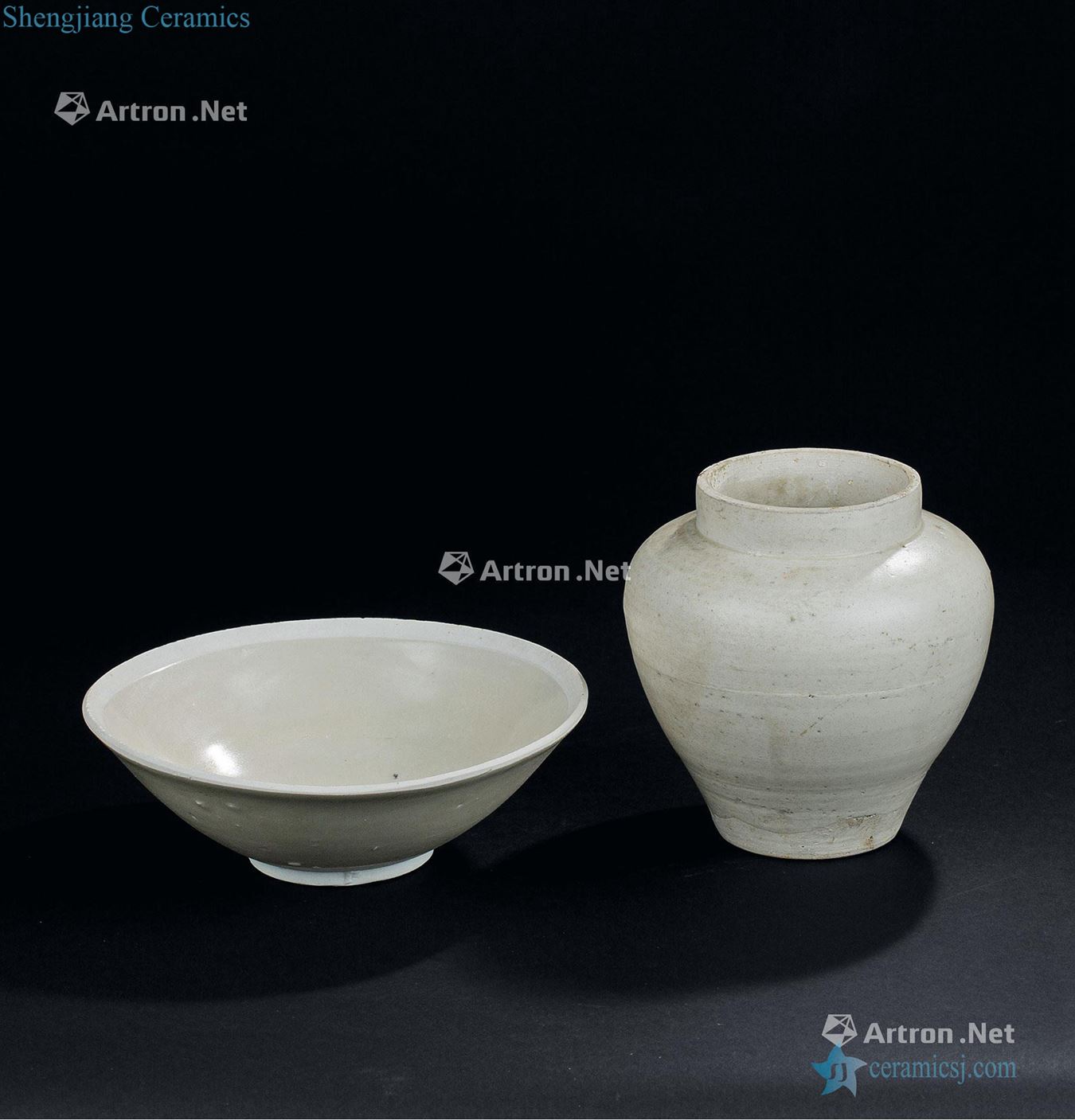 The song dynasty (960-1279), white glazed bowl can two things (group a)