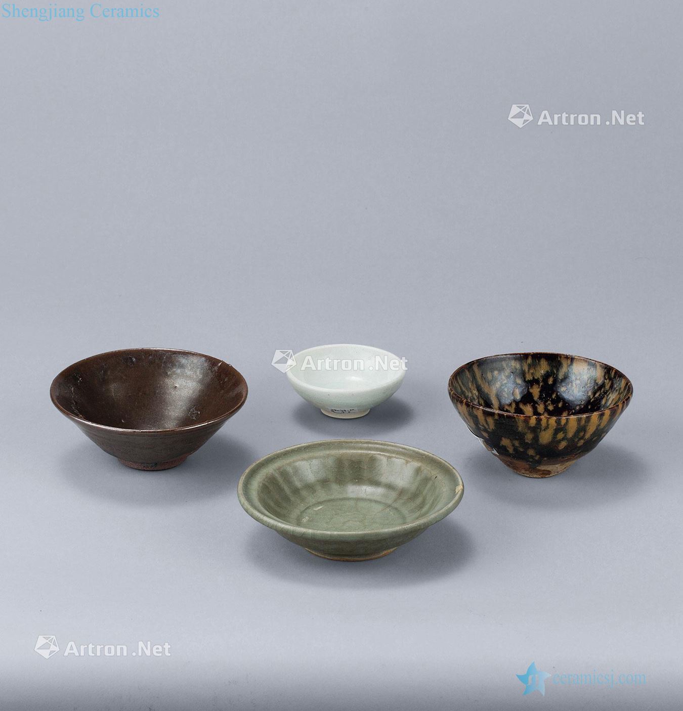 The song dynasty (960-1279), longquan celadon plate To build kilns bowl Jizhou kiln bowl Shadow blue small lamp (four pieces a set)