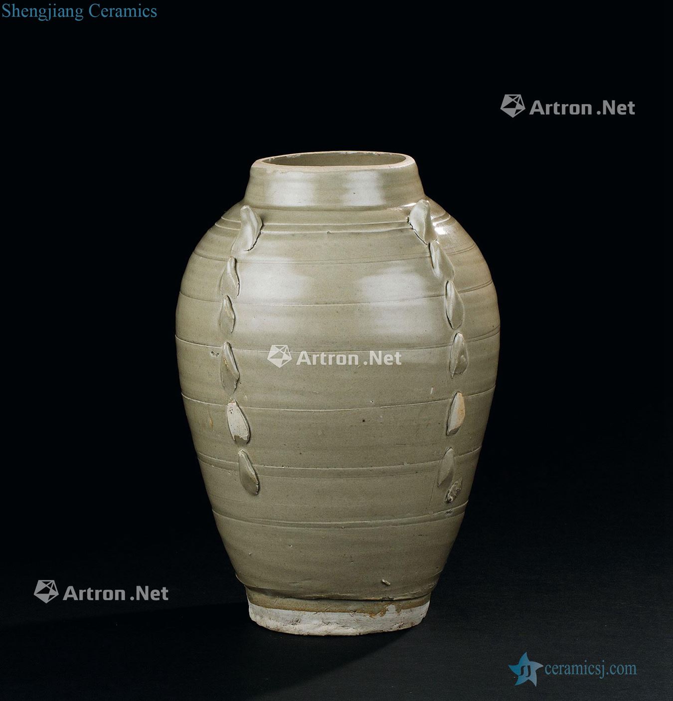 The song dynasty (960-1279), celadon pot tower string pattern