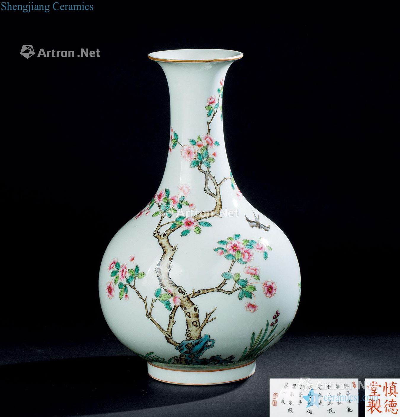 In the qing dynasty (1644-1911), pastel peach blossom swallow grain bottle