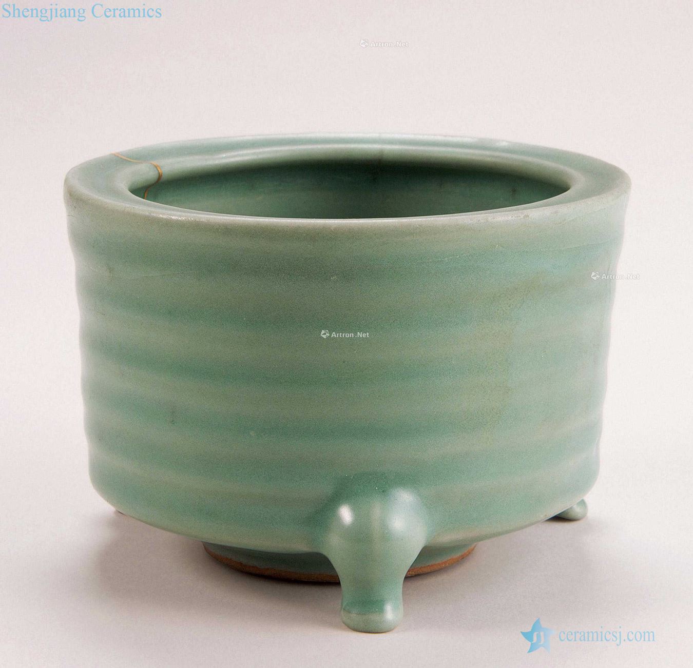 The song dynasty Longquan celadon green magnetic bowstring grain furnace