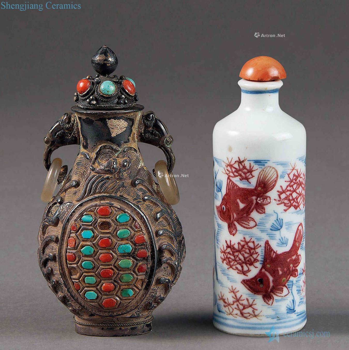 Qing dynasty blue-and-white youligong red fish grain medicine bottles Ssangyong embedded treasure silver snuff bottles