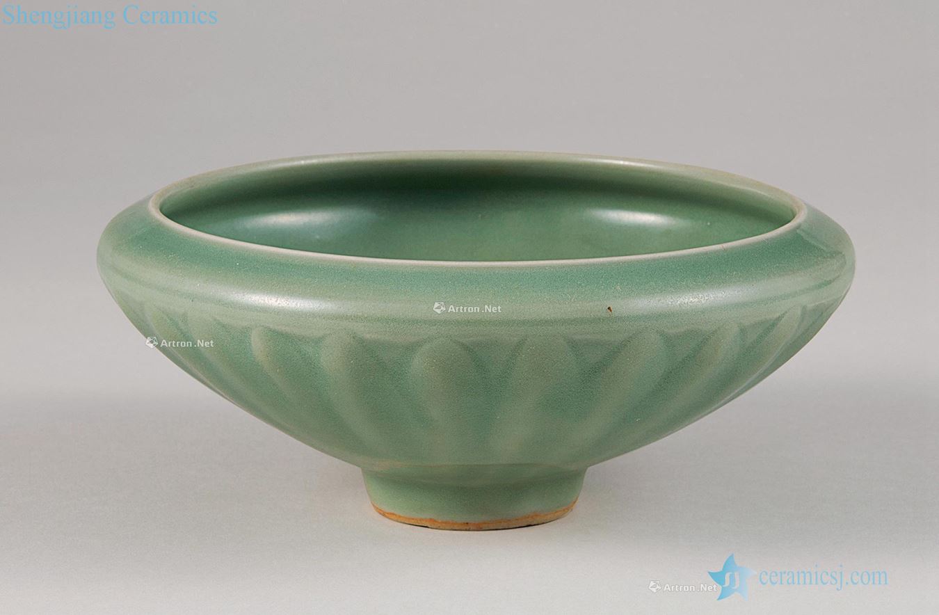 The southern song dynasty Longquan celadon lotus-shaped bowl mouth beam