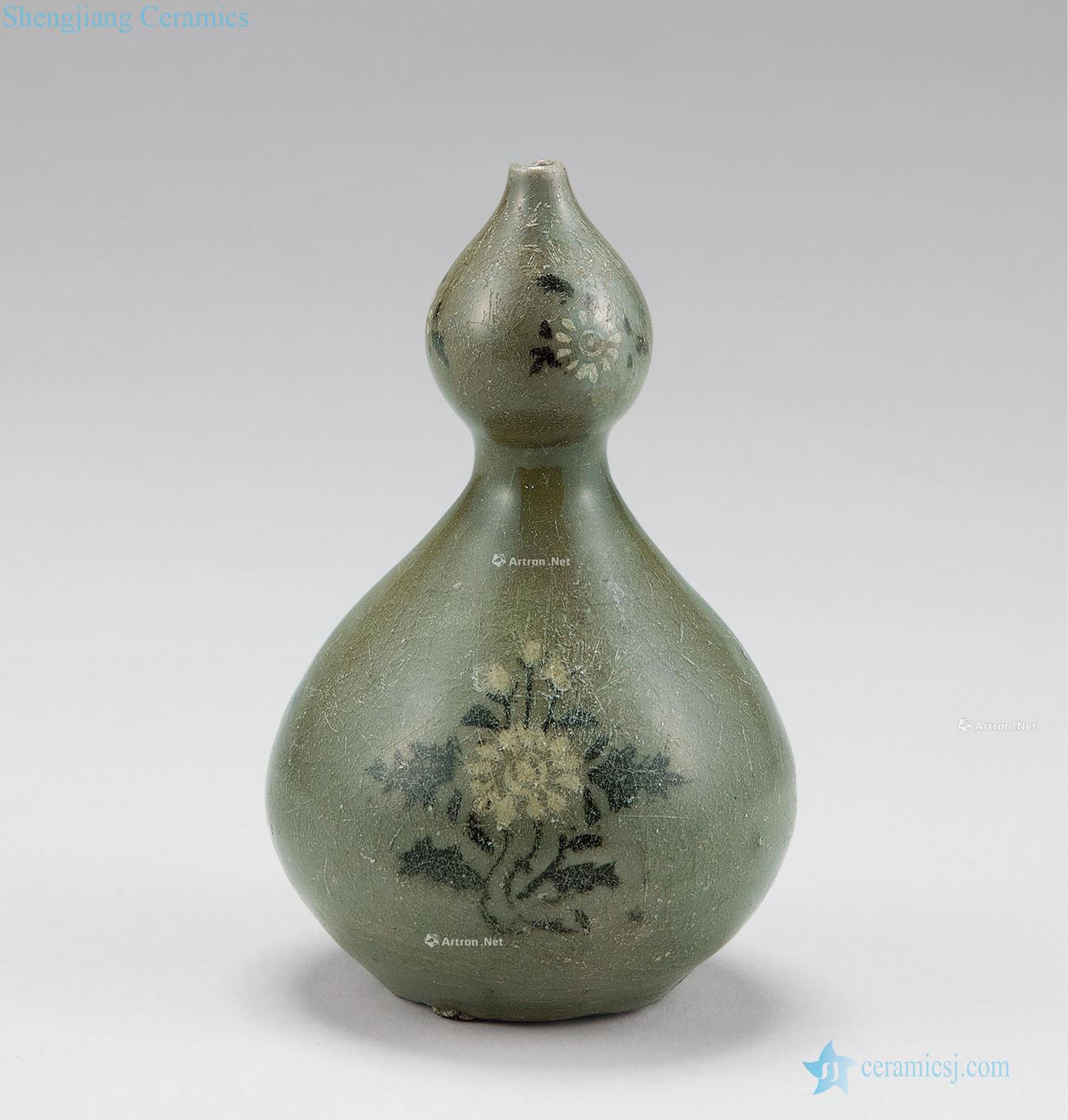In the 12th century koryo magnetic embedded piebold gourd bottle green