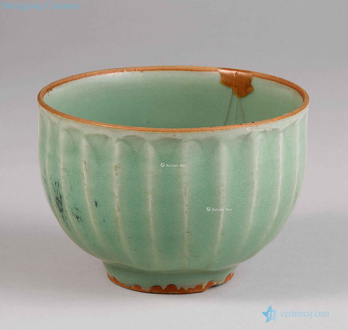 The song dynasty Longquan celadon green magnetic lotus-shaped cans