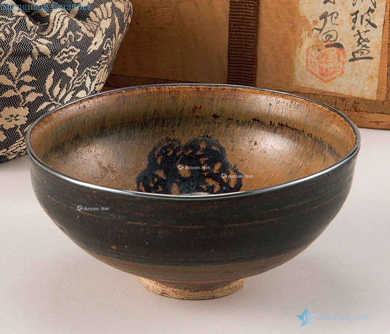 The song dynasty Jizhou kiln paper-cut paste pattern bowl