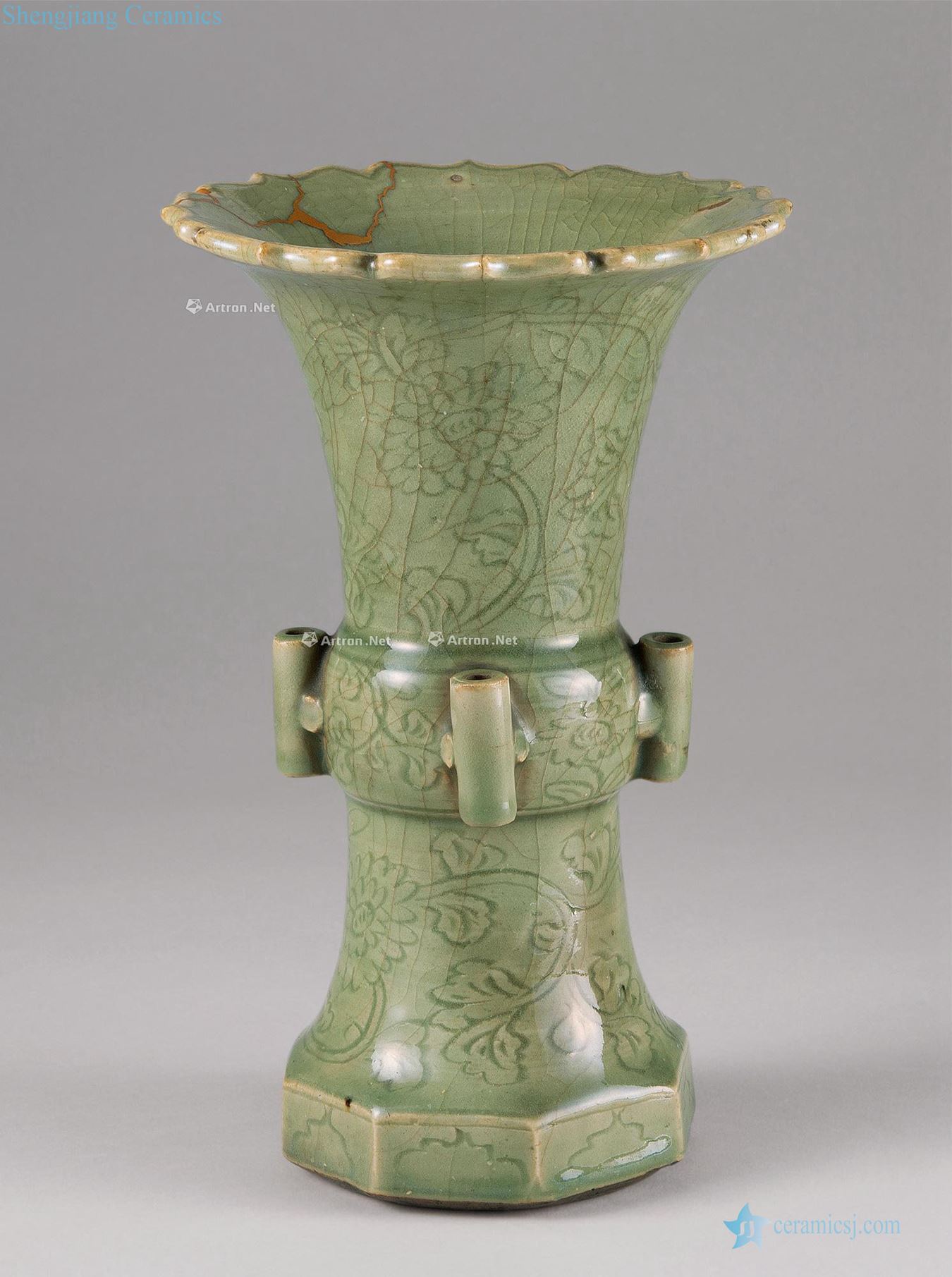 Ming Longquan celadon green magnetic hand-cut flower mouth anise