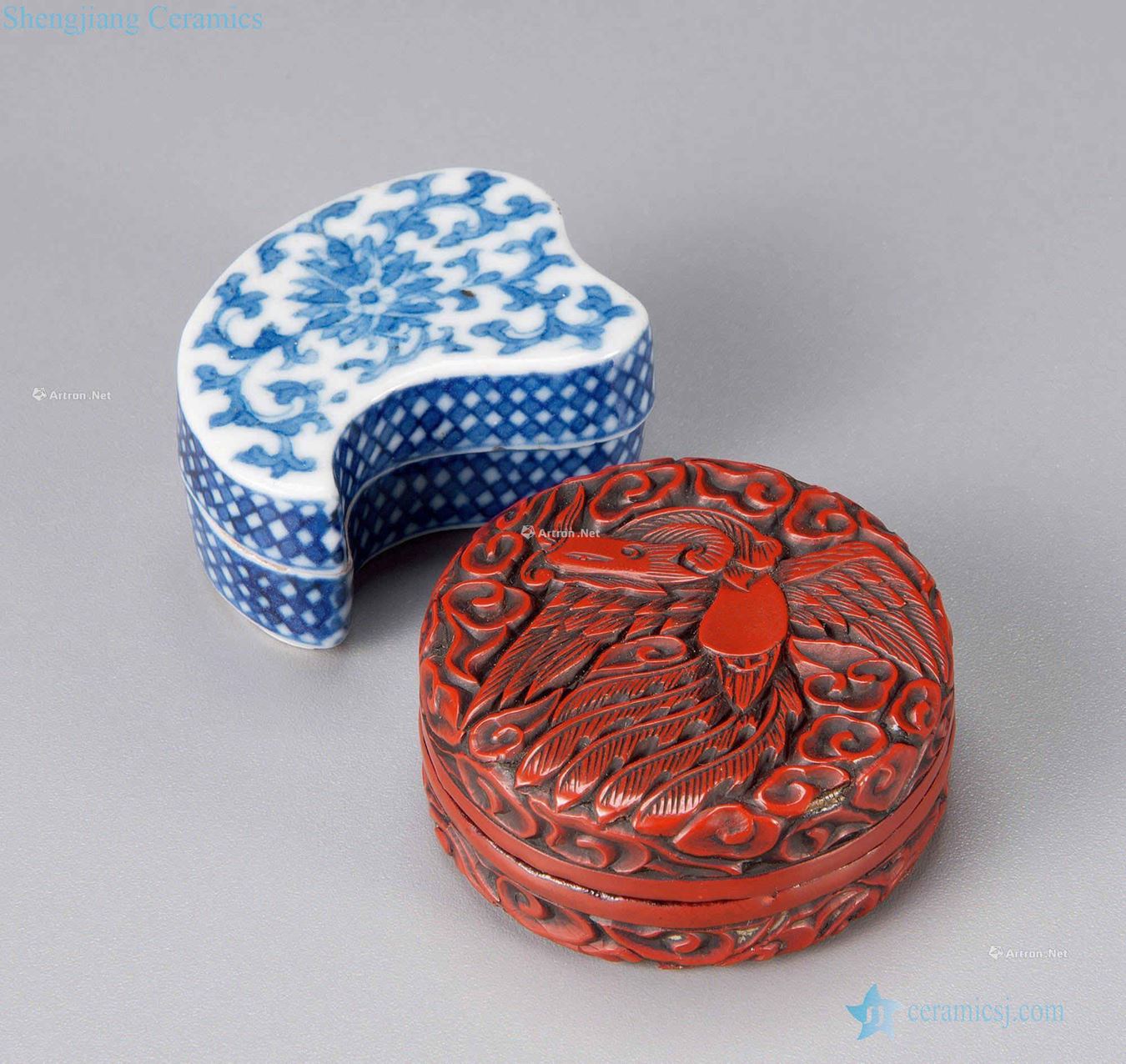 The qing and Ming Blue and white leaf shape box Carved lacquerware grain box