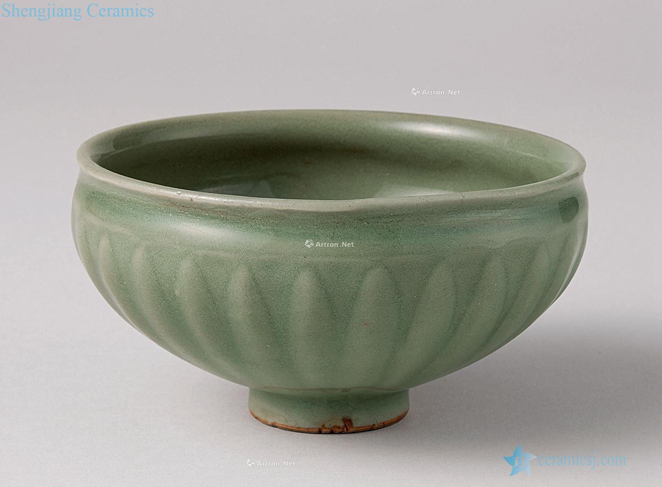 yuan Longquan celadon carved flowers mouth bowl