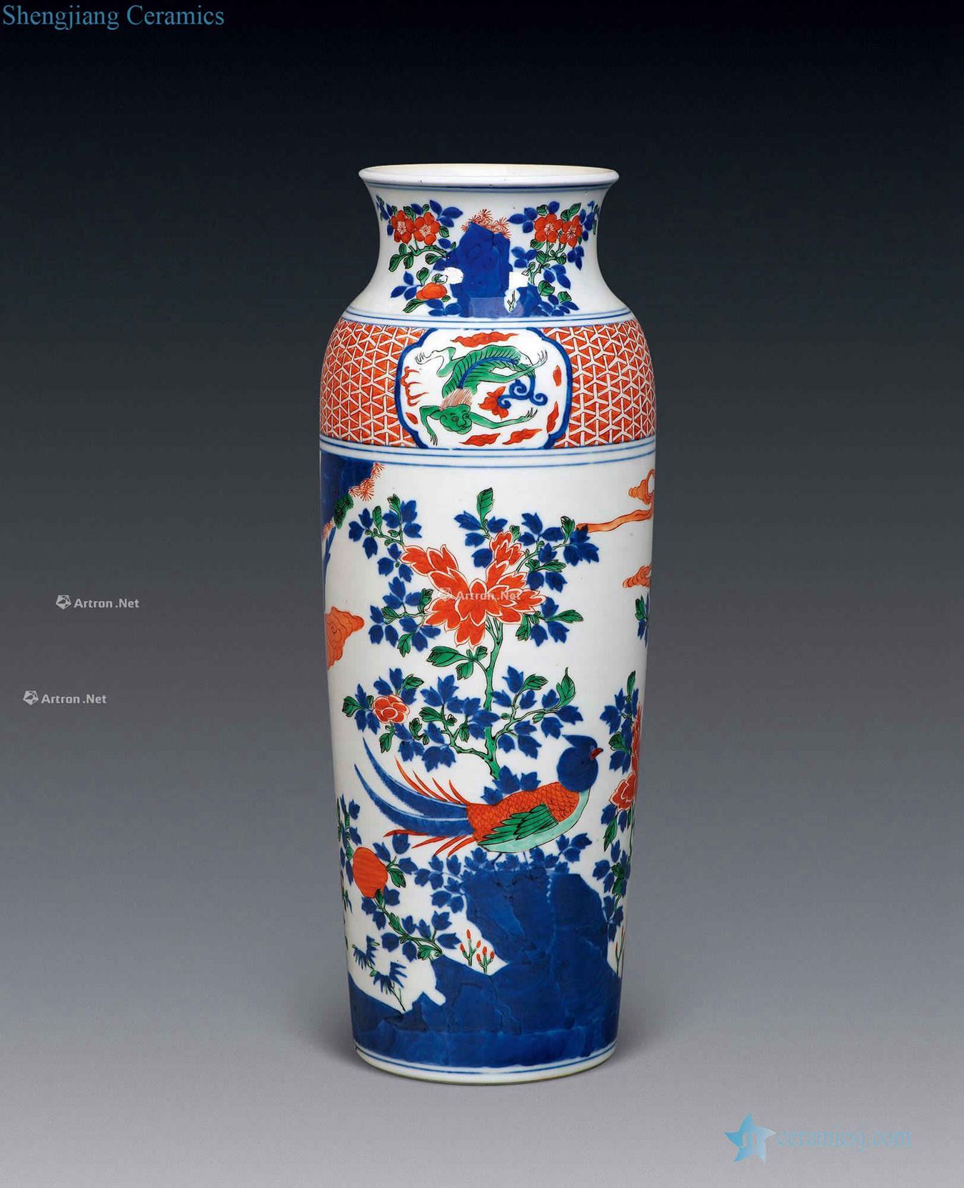 In the qing dynasty Colorful flower bottle