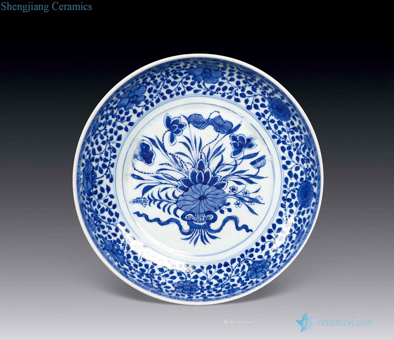 In the qing dynasty Blue and white with a bunch of lotus tray