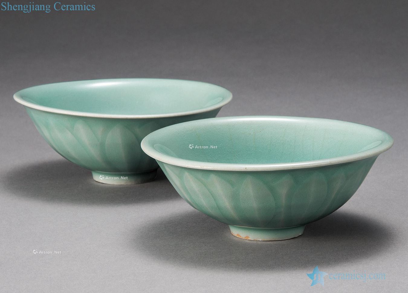 The song dynasty Longquan celadon green magnetic lotus-shaped bowl