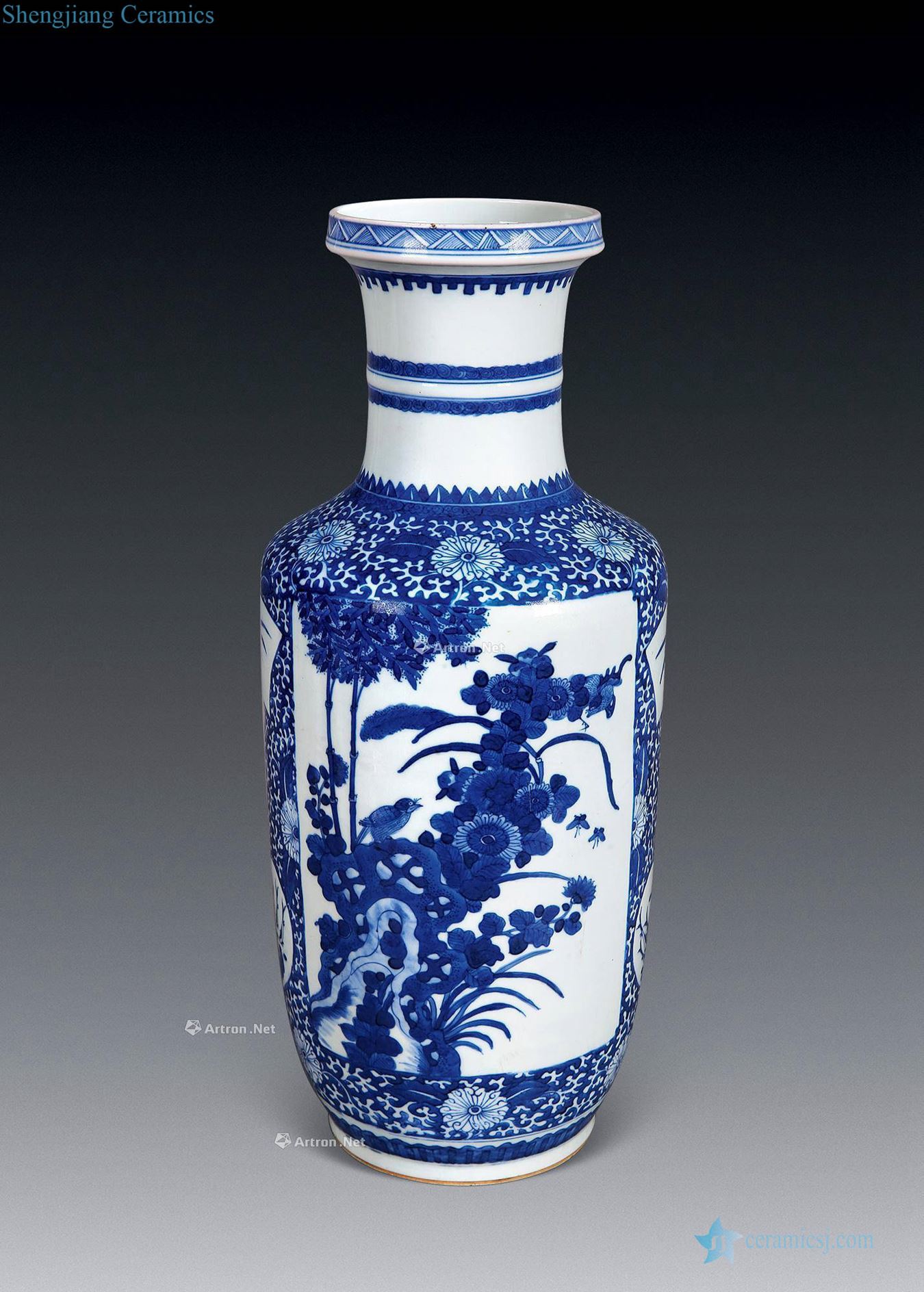 In late qing dynasty Blue and white medallion flower-and-bird lines were bottles