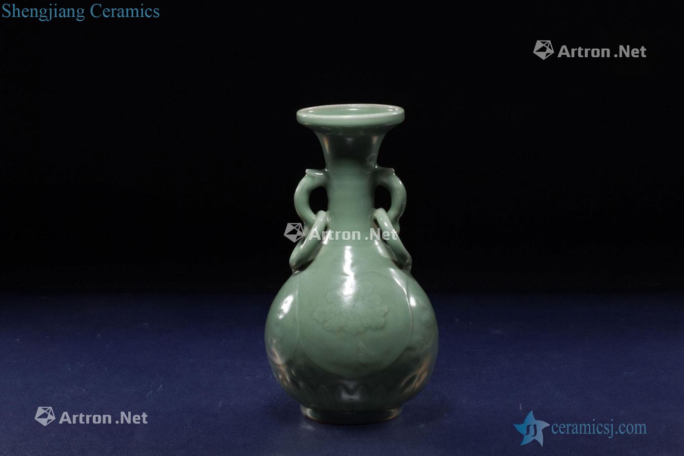 yuan Longquan celadon vase with a ring
