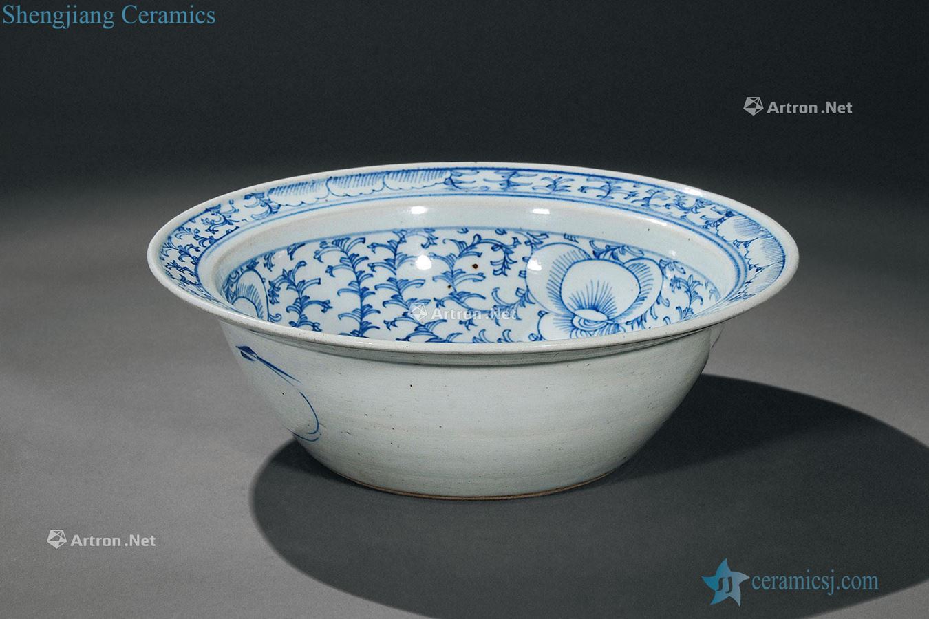 Qing dynasty blue and white flowers fold along the basin