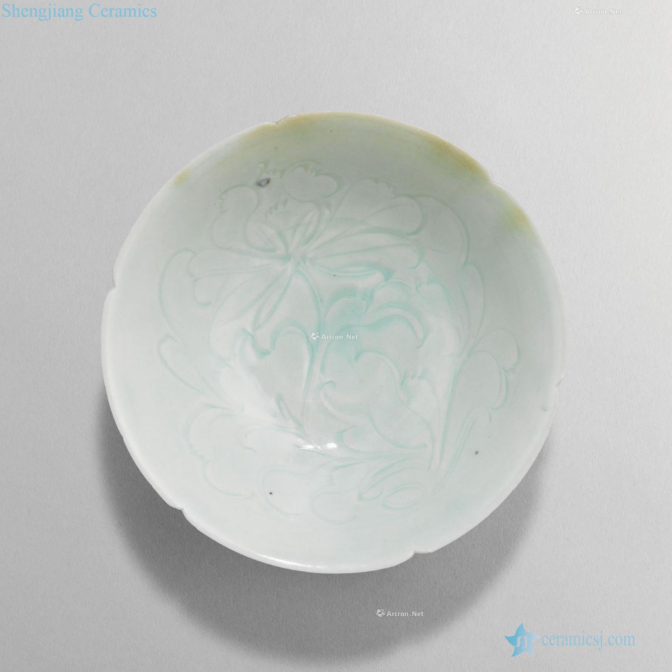 The southern song dynasty blue white glazed carved mouth 盌 peony grains flowers