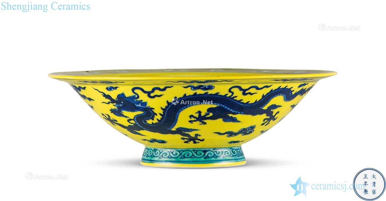 Qing yongzheng Yellow to blue dragons playing shou wen fold along the bowl
