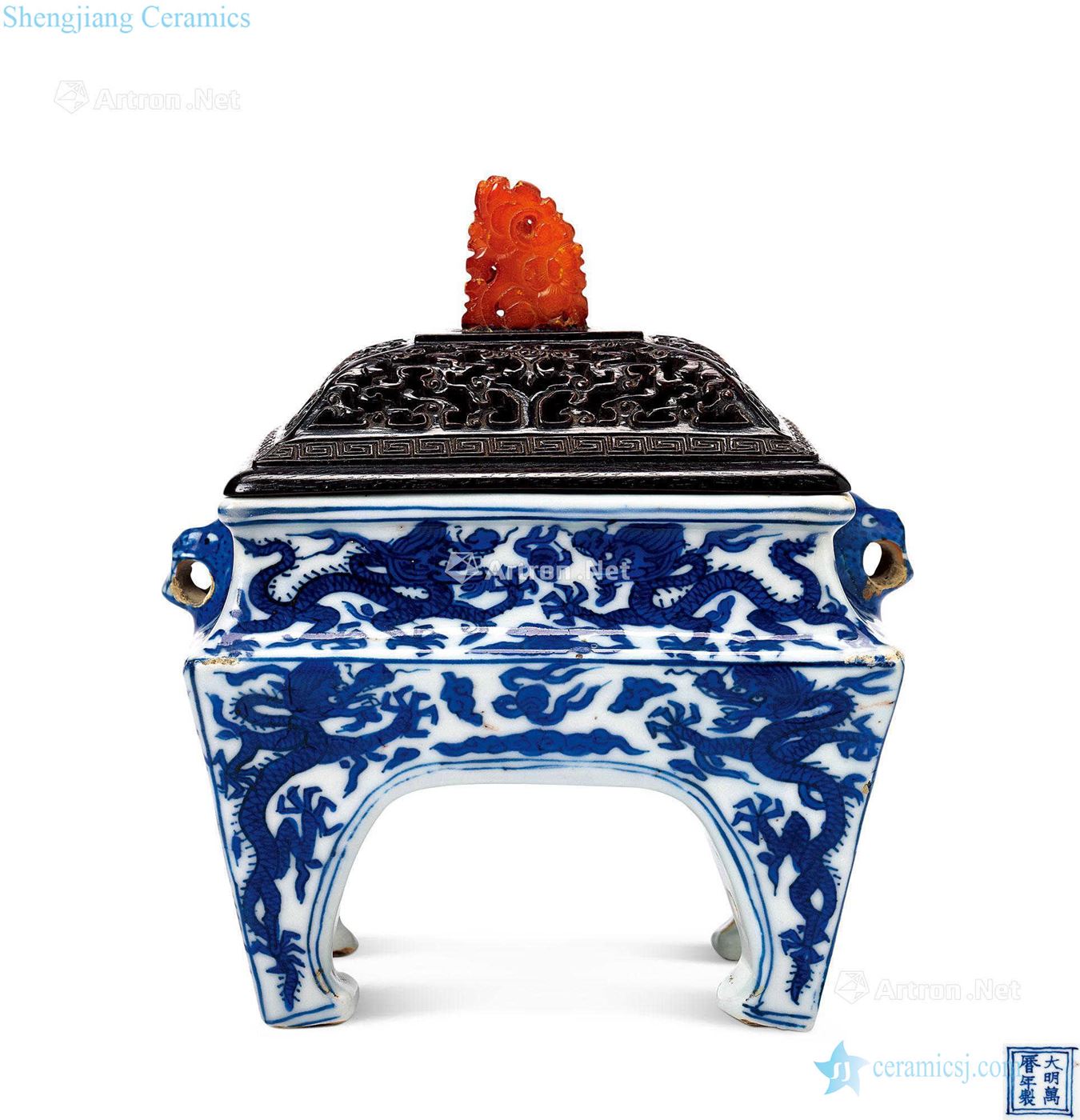 Ming wanli Blue and white dragon four-legged furnace