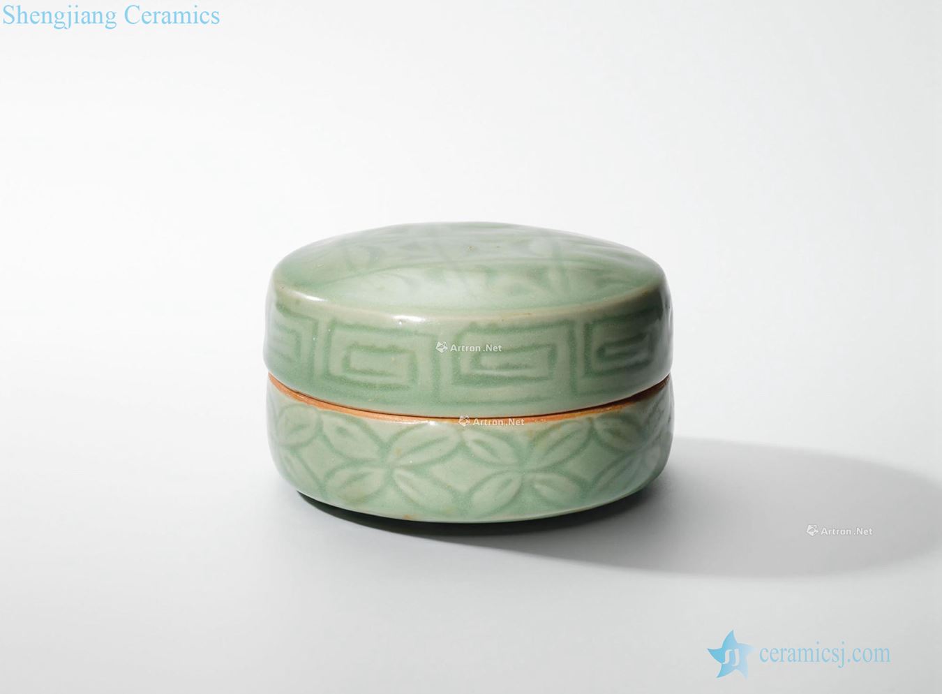 yuan Longquan green glaze carving jin wen dome box