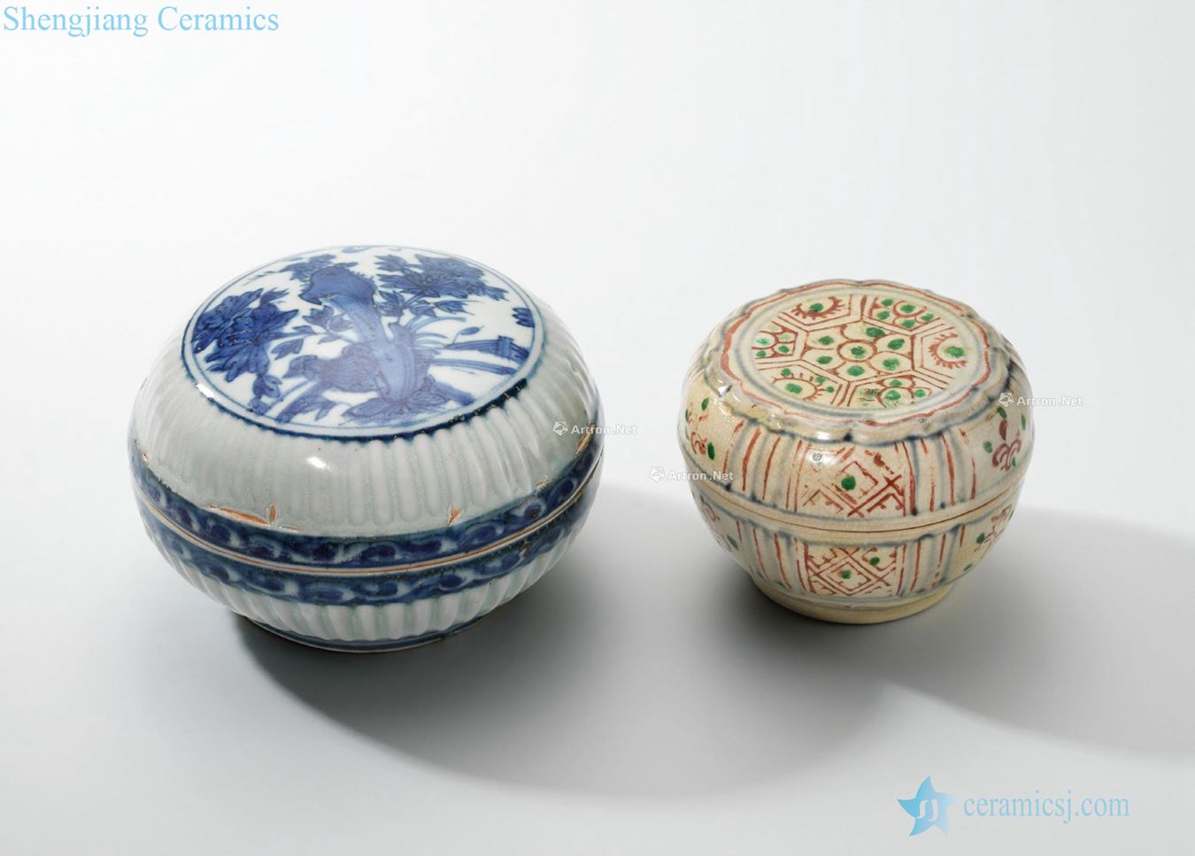 Ming dynasty in the 16th century Blue and white medallion flower grain dome boxes, and Vietnam Painted blue and white flower box