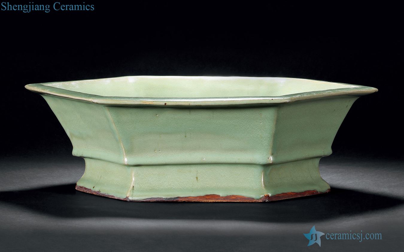 Green glaze six-party flowerpot in early Ming dynasty
