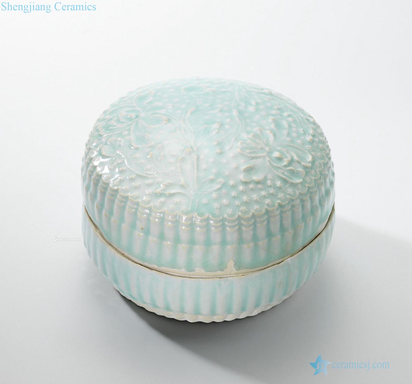 The song dynasty Green white glaze peony grains chrysanthemum disc type cover box
