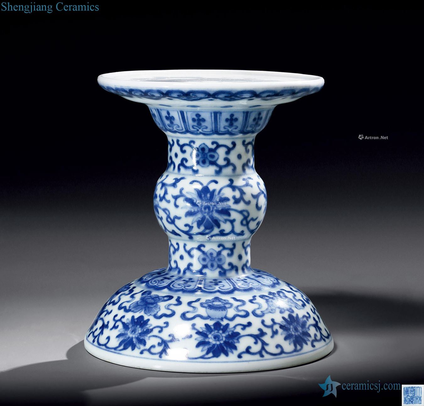Qing jiaqing Blue and white sweet grain candlesticks