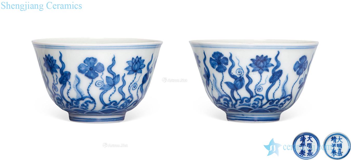 In the early qing Blue and white fish and algae grain cup (a)