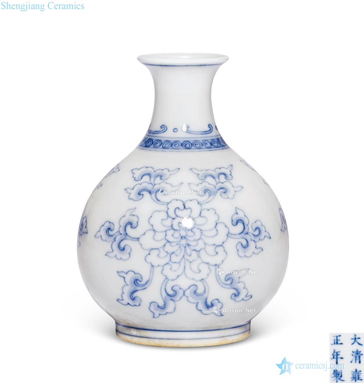 In late qing dynasty Blue and white light tracing flowers small bottle