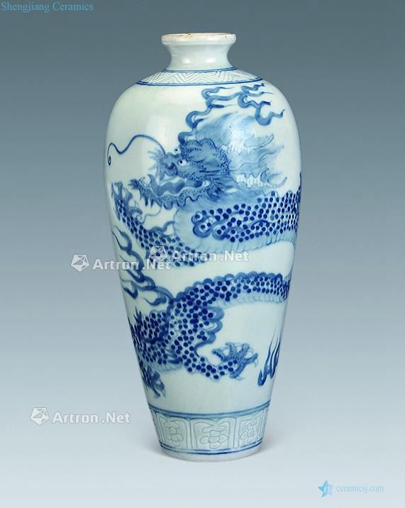 In the qing dynasty Blue and white dragon bottle