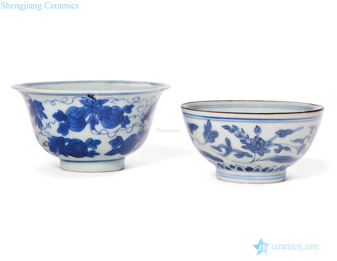 The late Ming dynasty Blue and white squirrel grape grain 盌 and blue and white flower grain 盌