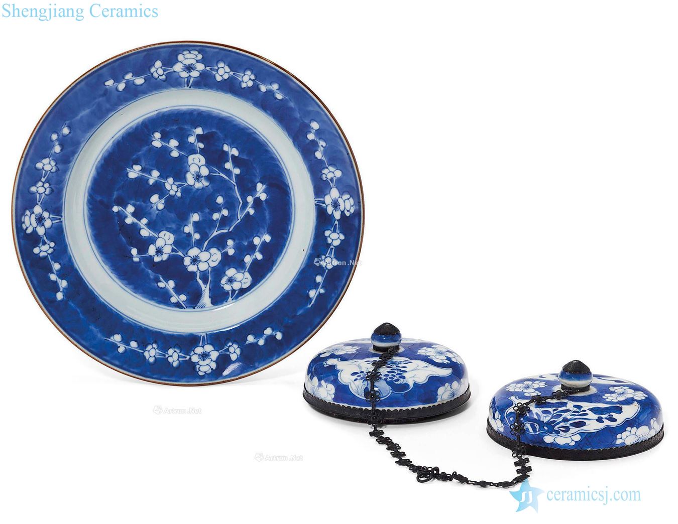 In the 18th century qing Blue glaze plum flower tray one and two blue cover
