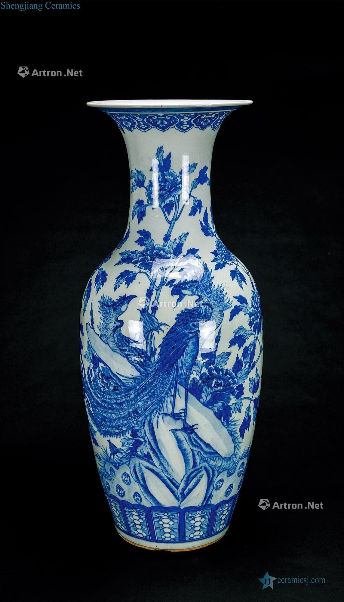 The late qing dynasty Blue and white peony phoenix grain bottle