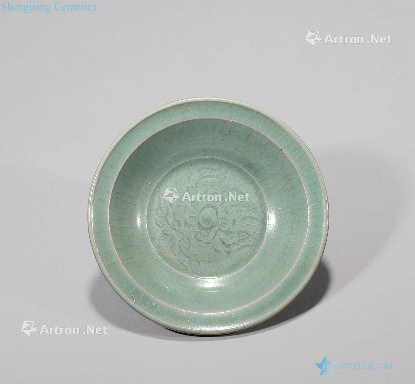 Song and yuan Longquan celadon dark carved flowers fold along the plate