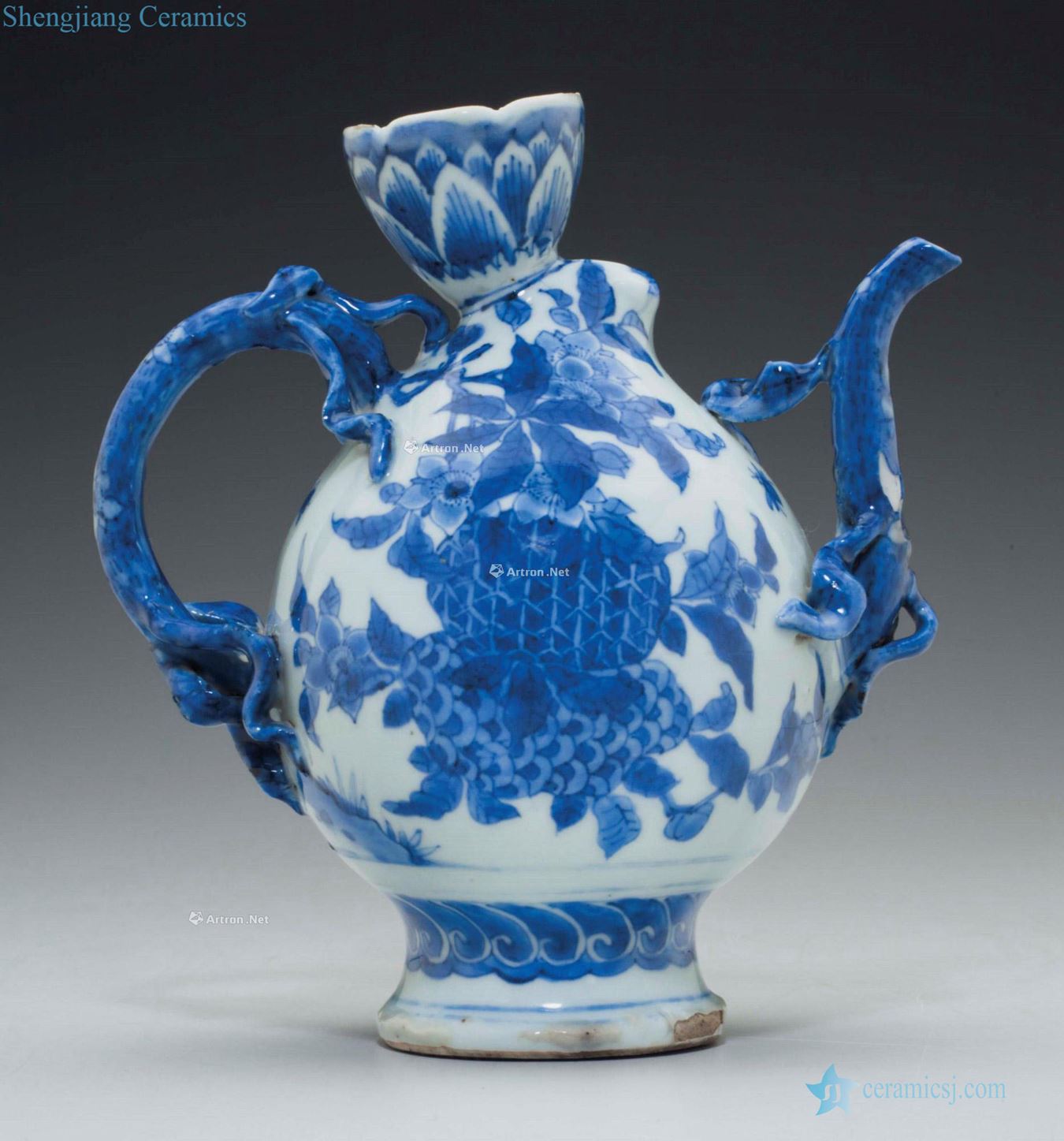 CHONGZHEN PERIOD (1628 ~ 1628) is A RARE BLUE AND WHITE PEACH - FORM EWER