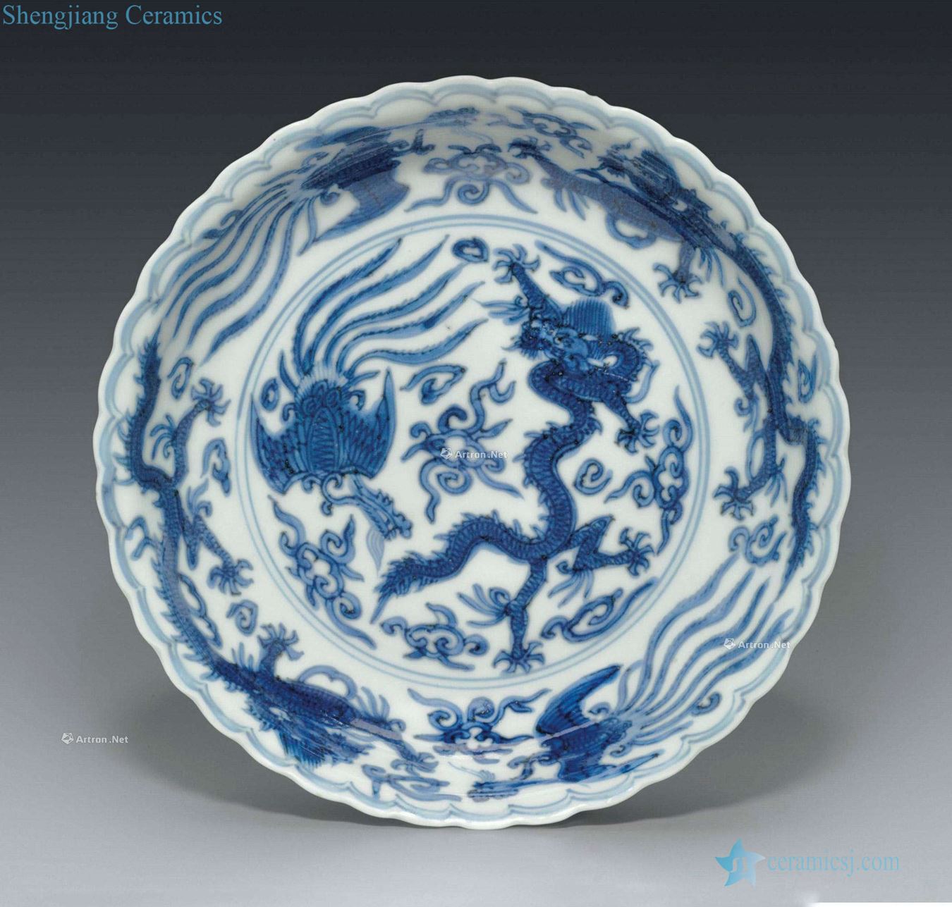 WANLI SIX ~ CHARACTER MARK WITHIN A DOUBLE CIRCLE IN UNDERGLAZE BLUE AND OF THE PERIOD (1573 ~ 1619) AN lead THE BLUE AND WHITE DISH WITH FOLIATE RIM