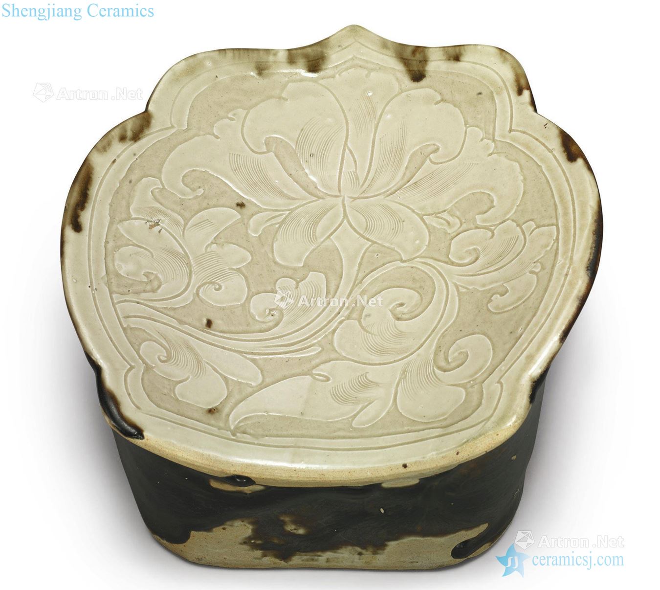 Northern song dynasty magnetic state kiln is stuck between white glaze peony grains ruyi cloud shape pillow