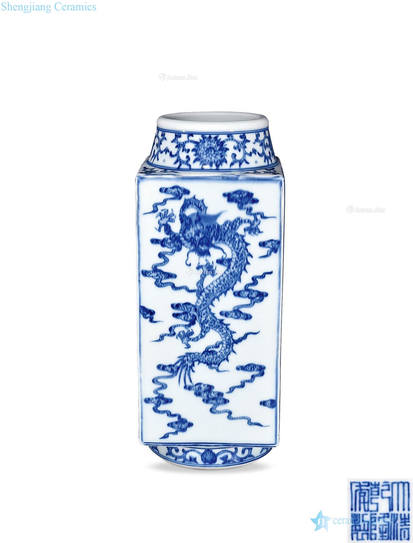 In the qing dynasty Blue and white YunFeng wen cong type bottle